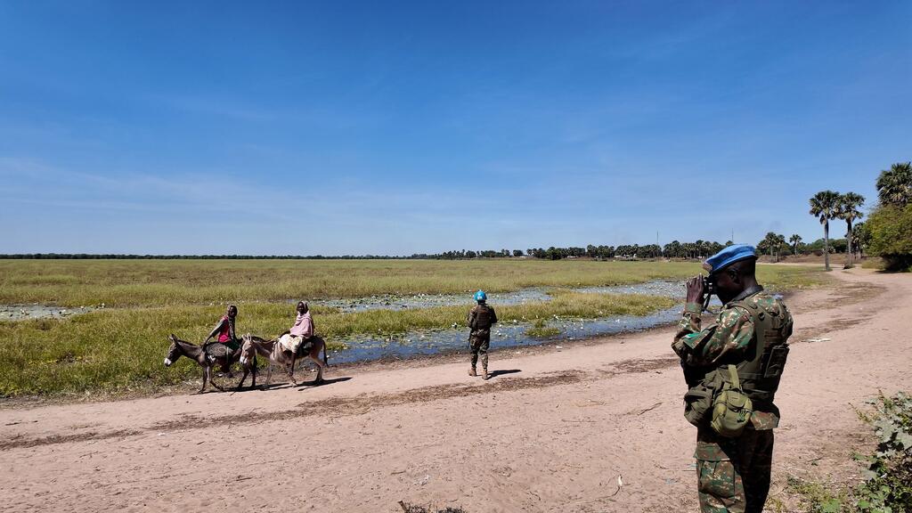 联合国中非共和国多层面综合稳定团部队在中非共和国与苏丹的开放边境巡逻。